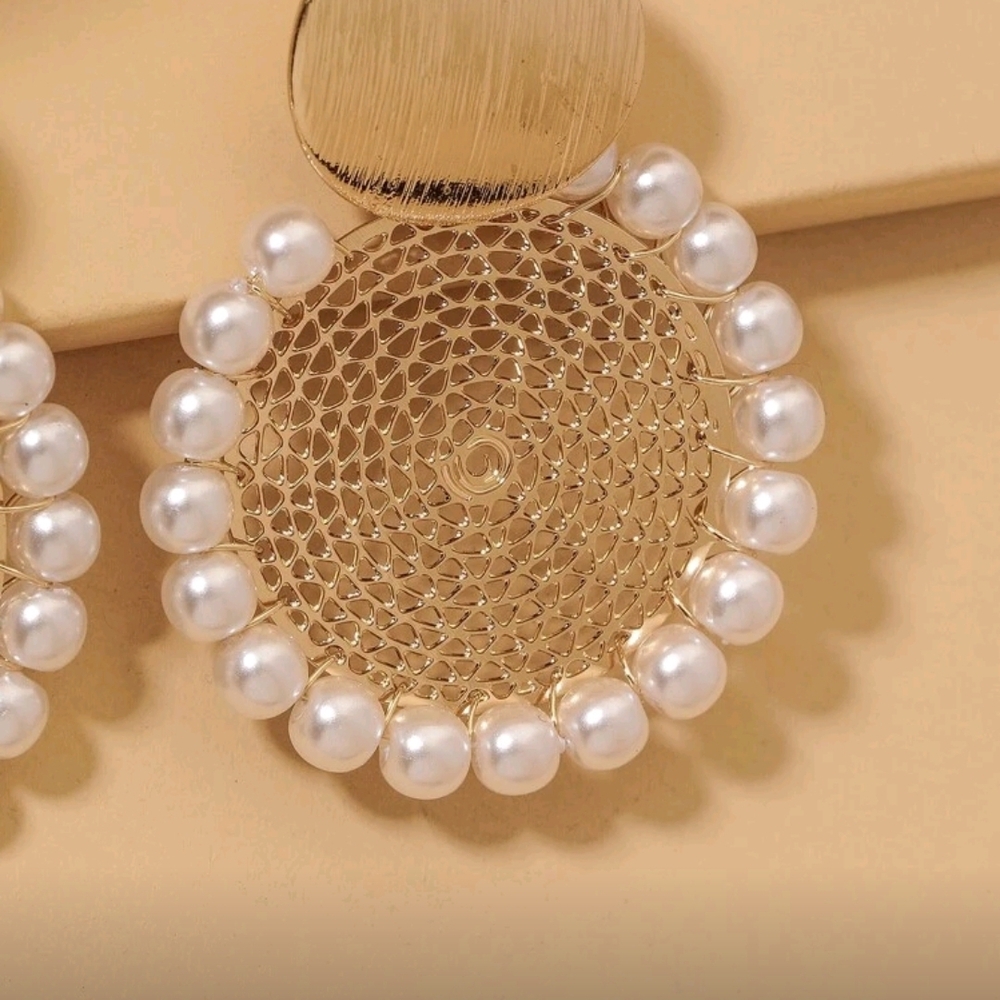 Elegant Gold and Pearl Earrings - Picture 4 of 4